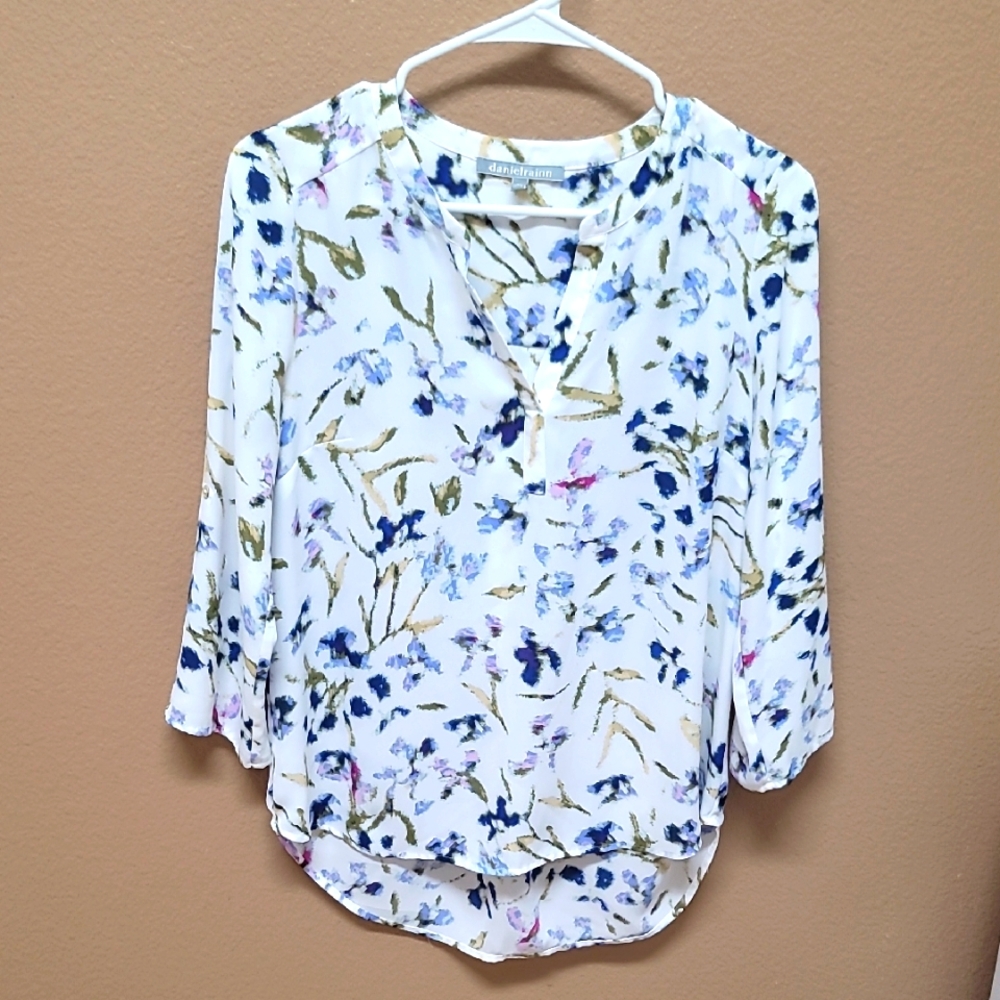 Daniel Rainn White Blouse with Blue and Gold Floral Pattern 🏵